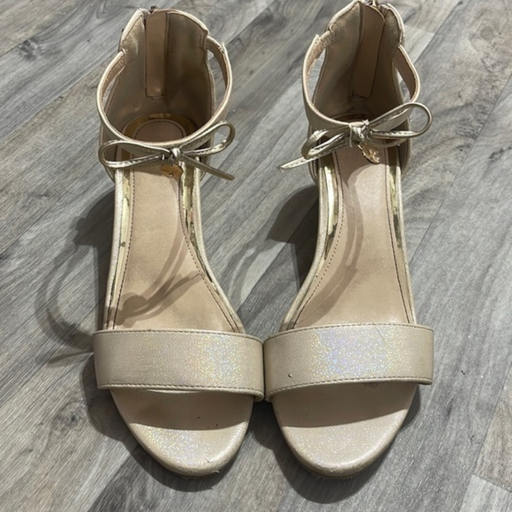 Girls Nine West mini gold. Heels size 5M‎